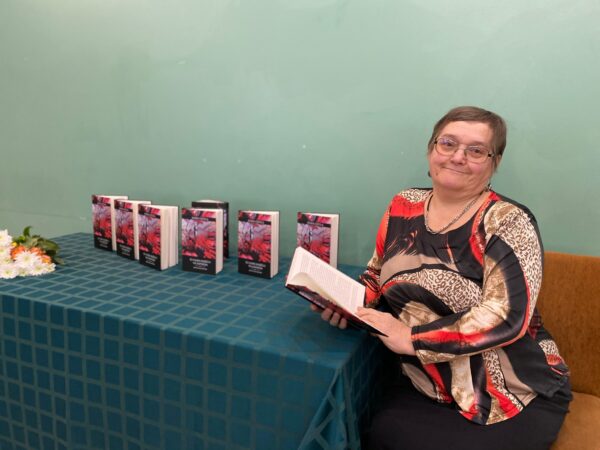 Skolotāja Māra Ozola priecīga grāmatas es vairs nebēgu pa sapņiem atklāšanā Murjāņos