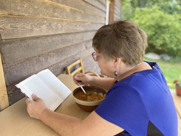 Skolotāja Māra Ozola lasa un ēd