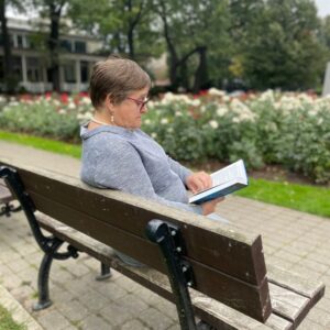 Skolotāja Māra Ozola lasa grāmatu Vērmanes dārzā