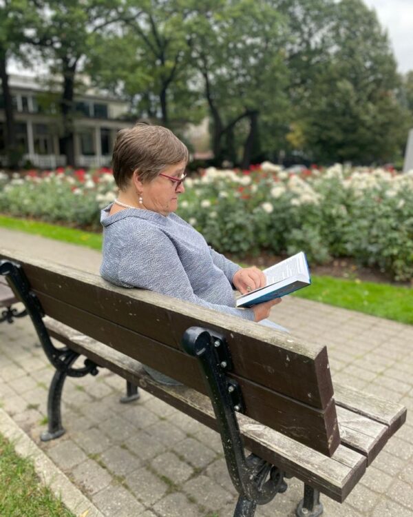 Skolotāja Māra Ozola lasa grāmatu Vērmanes dārzā