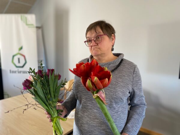 Skolotāja Māra Ozola neapmierināta ar puķēm