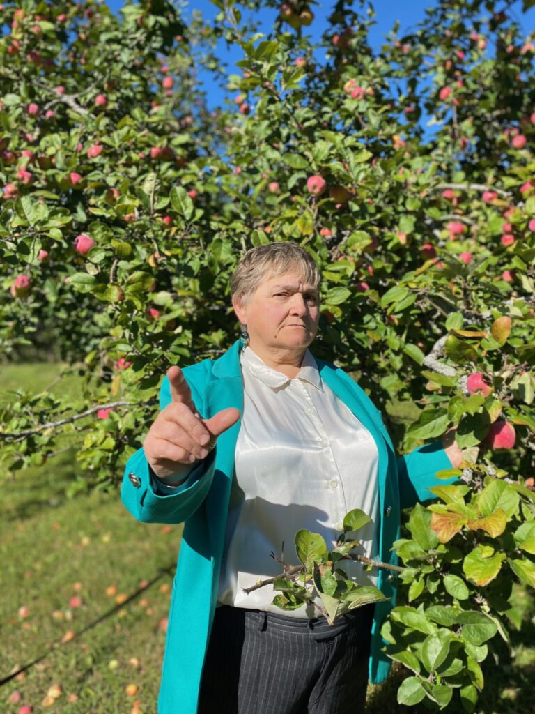 Skolotāja Māra Ozola pie ābeles aizrāda