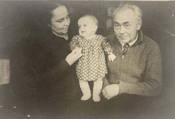 Māra Vilemsone ar savu vecmammu un vectēvu.