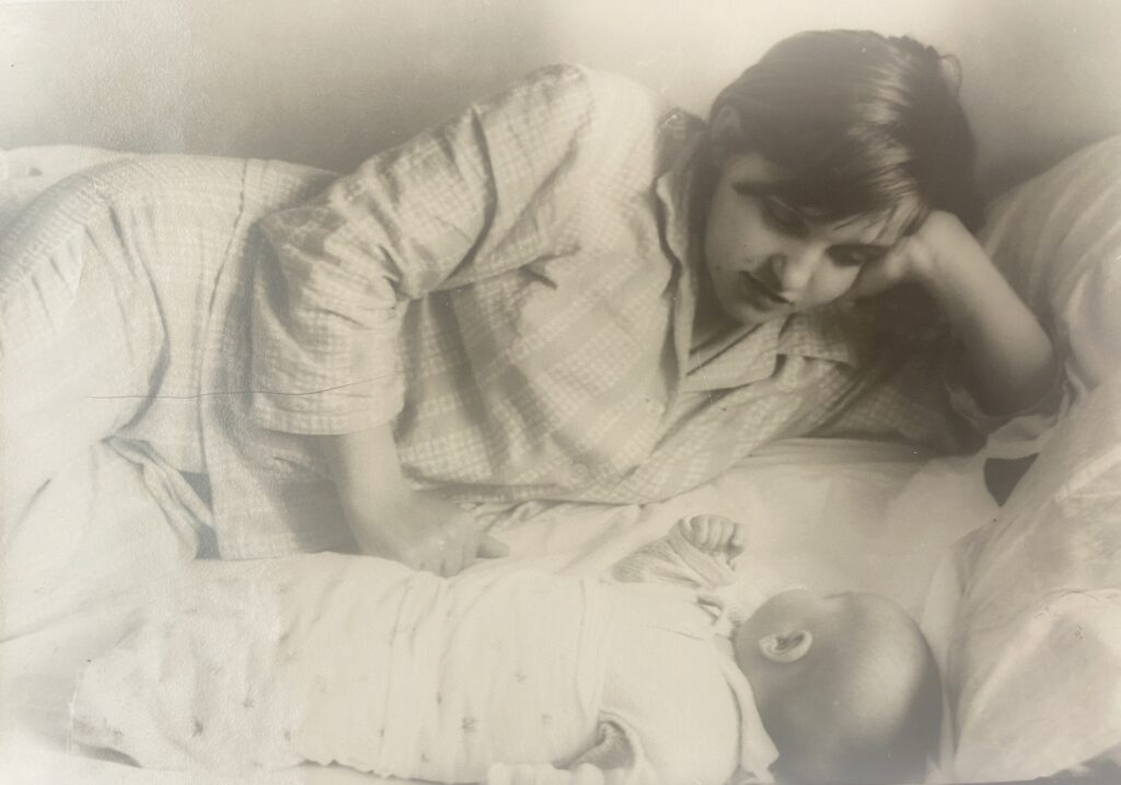 Māra Vilemsone ar savu pirmo dēlu